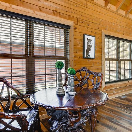 Riverfront Cabin With Hot Tub - 3 Miles To Dollywood Pigeon Forge Exterior photo