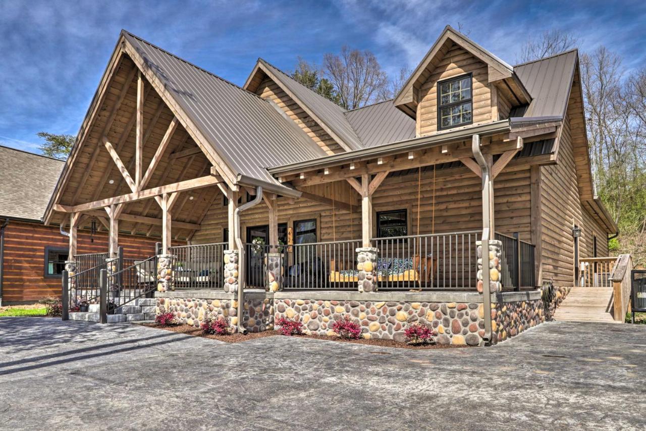 Riverfront Cabin With Hot Tub - 3 Miles To Dollywood Pigeon Forge Exterior photo