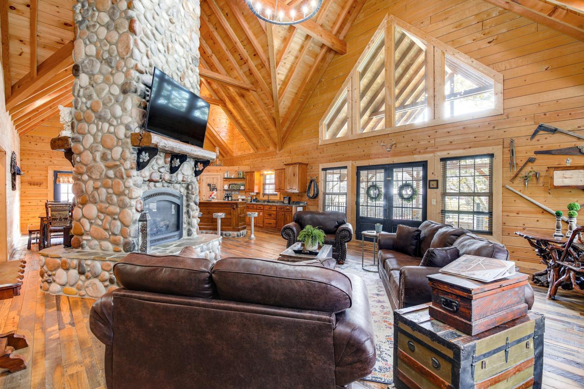 Riverfront Cabin With Hot Tub - 3 Miles To Dollywood Pigeon Forge Exterior photo