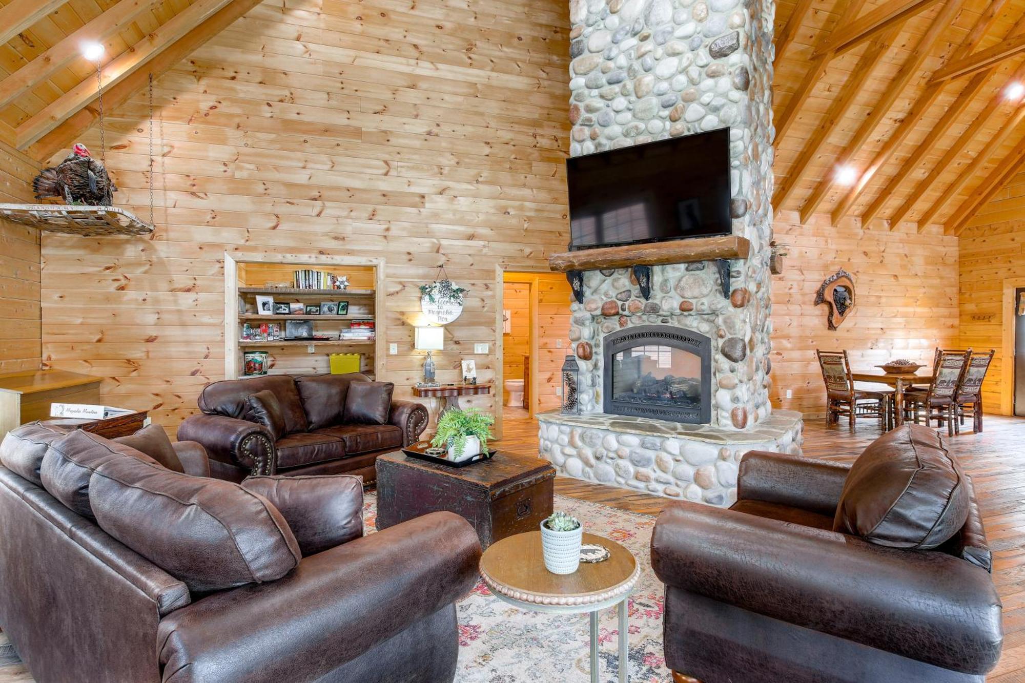 Riverfront Cabin With Hot Tub - 3 Miles To Dollywood Pigeon Forge Exterior photo