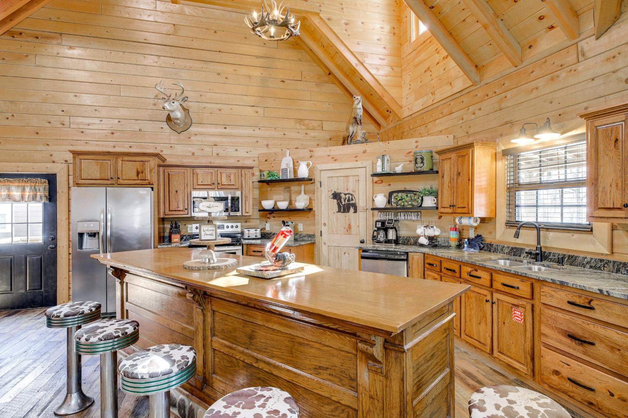 Riverfront Cabin With Hot Tub - 3 Miles To Dollywood Pigeon Forge Exterior photo