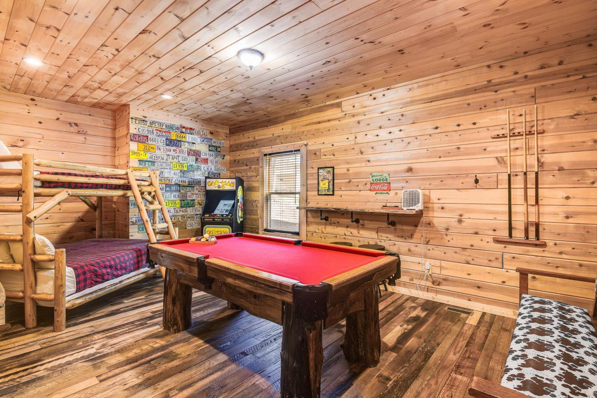 Riverfront Cabin With Hot Tub - 3 Miles To Dollywood Pigeon Forge Exterior photo