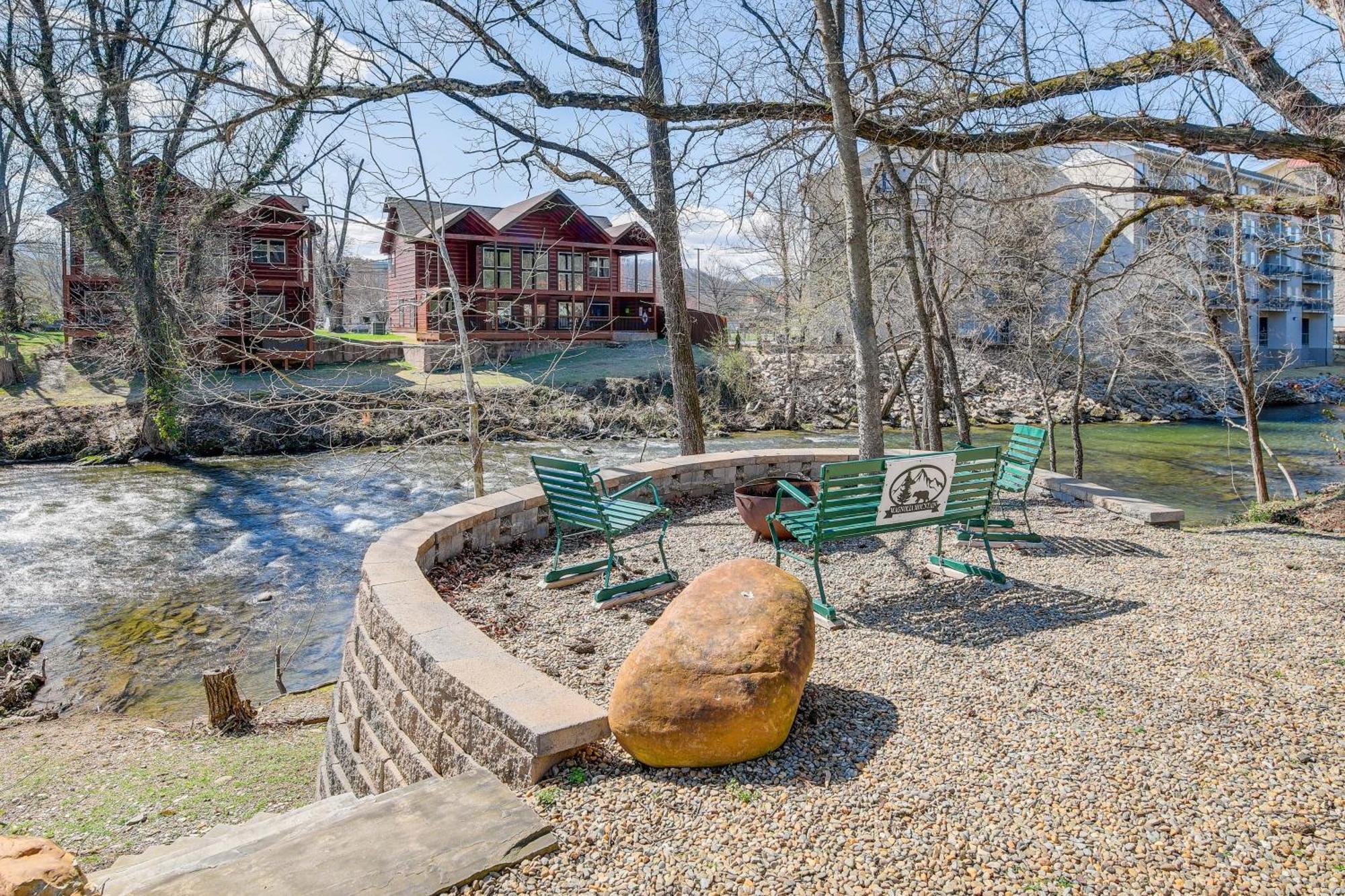 Riverfront Cabin With Hot Tub - 3 Miles To Dollywood Pigeon Forge Exterior photo
