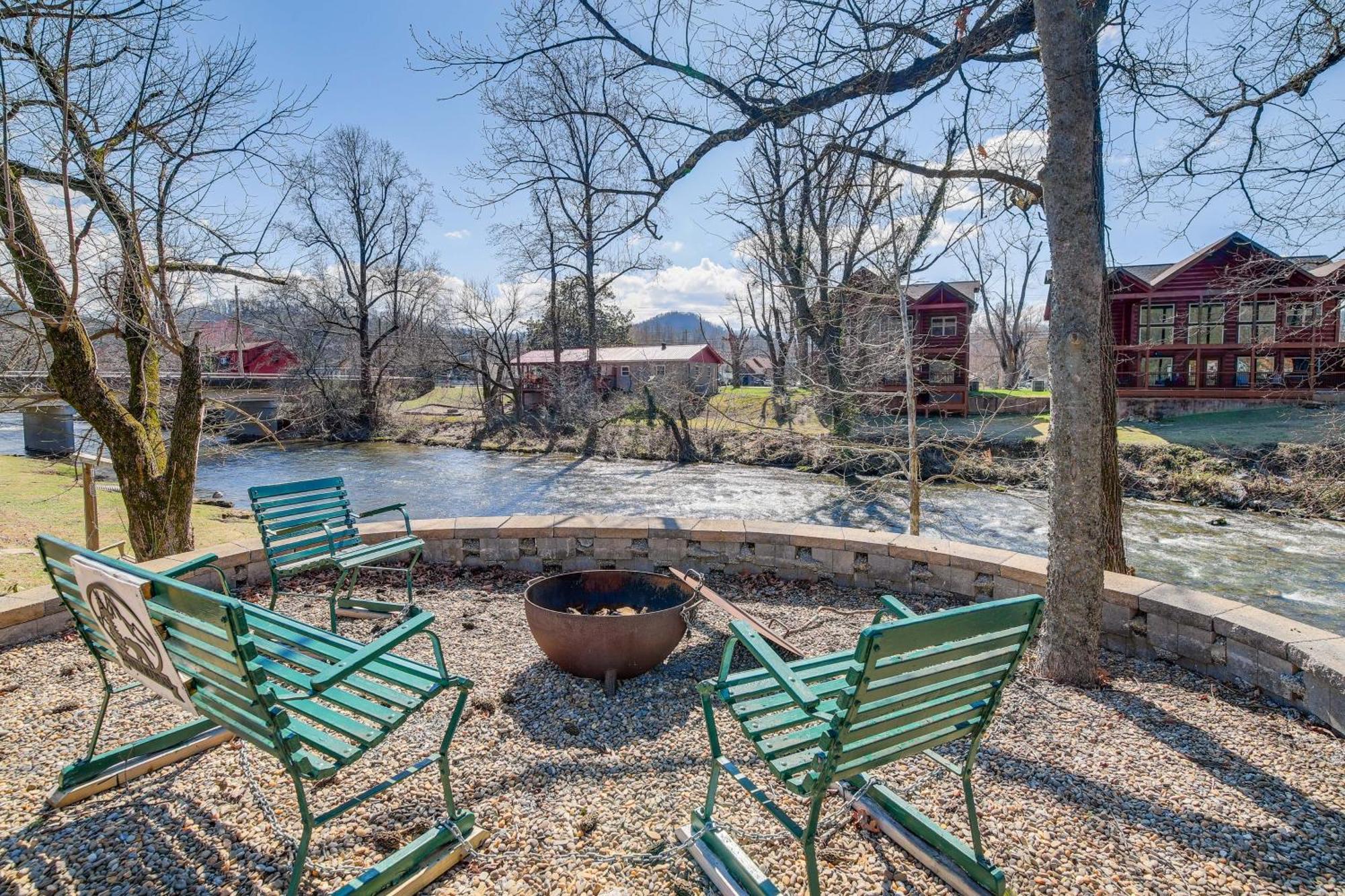 Riverfront Cabin With Hot Tub - 3 Miles To Dollywood Pigeon Forge Exterior photo