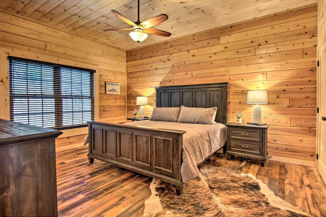Riverfront Cabin With Hot Tub - 3 Miles To Dollywood Pigeon Forge Exterior photo