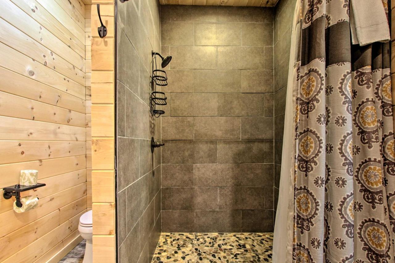 Riverfront Cabin With Hot Tub - 3 Miles To Dollywood Pigeon Forge Exterior photo