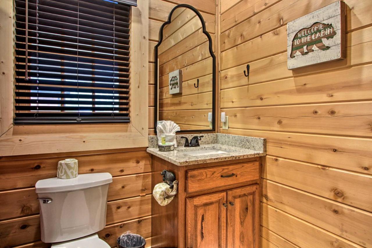 Riverfront Cabin With Hot Tub - 3 Miles To Dollywood Pigeon Forge Exterior photo