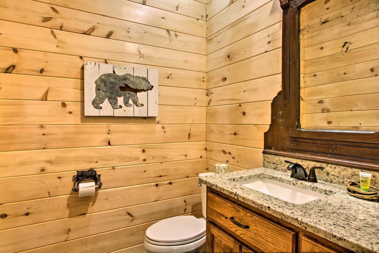 Riverfront Cabin With Hot Tub - 3 Miles To Dollywood Pigeon Forge Exterior photo