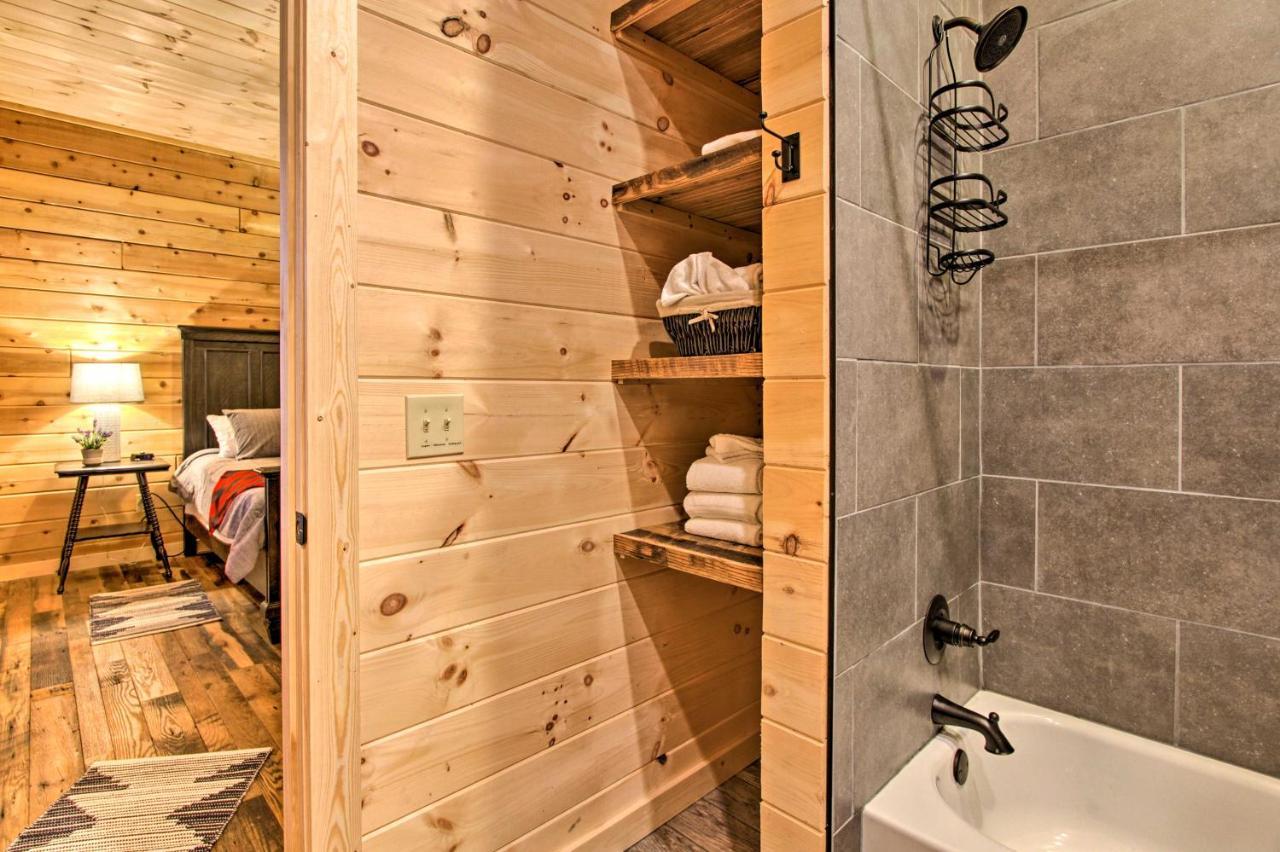 Riverfront Cabin With Hot Tub - 3 Miles To Dollywood Pigeon Forge Exterior photo