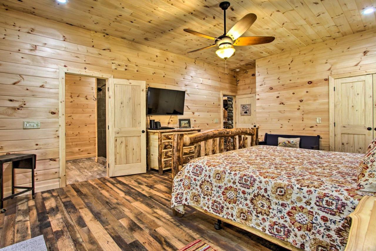 Riverfront Cabin With Hot Tub - 3 Miles To Dollywood Pigeon Forge Exterior photo