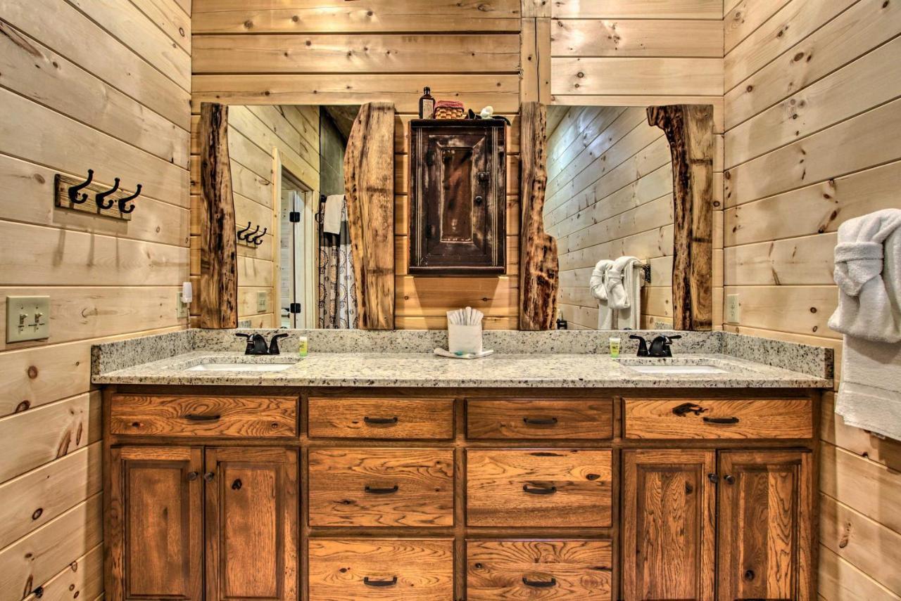 Riverfront Cabin With Hot Tub - 3 Miles To Dollywood Pigeon Forge Exterior photo