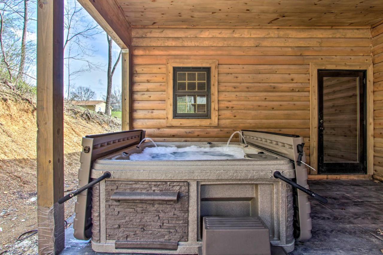 Riverfront Cabin With Hot Tub - 3 Miles To Dollywood Pigeon Forge Exterior photo