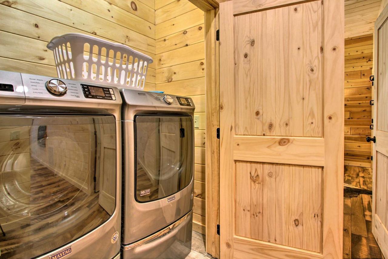 Riverfront Cabin With Hot Tub - 3 Miles To Dollywood Pigeon Forge Exterior photo